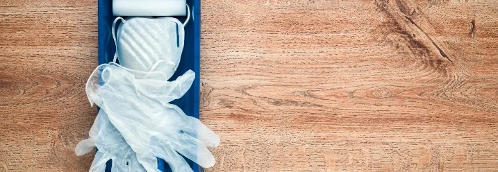 Atemschutzmaske und Handschuhe